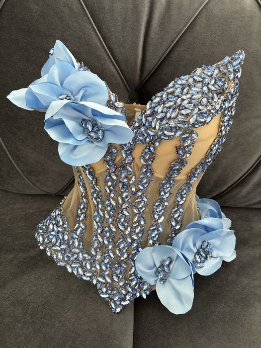 Rochița albastră cu aplicații de flori 3D