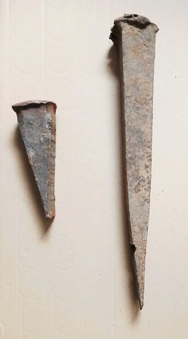 Големи железни клинове и стар сатър