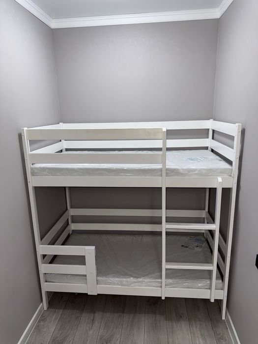 Продается детская двуъхярусная кровать с матрасом .