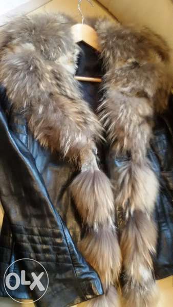 Стилно дамско кожено яке с яка от лисица