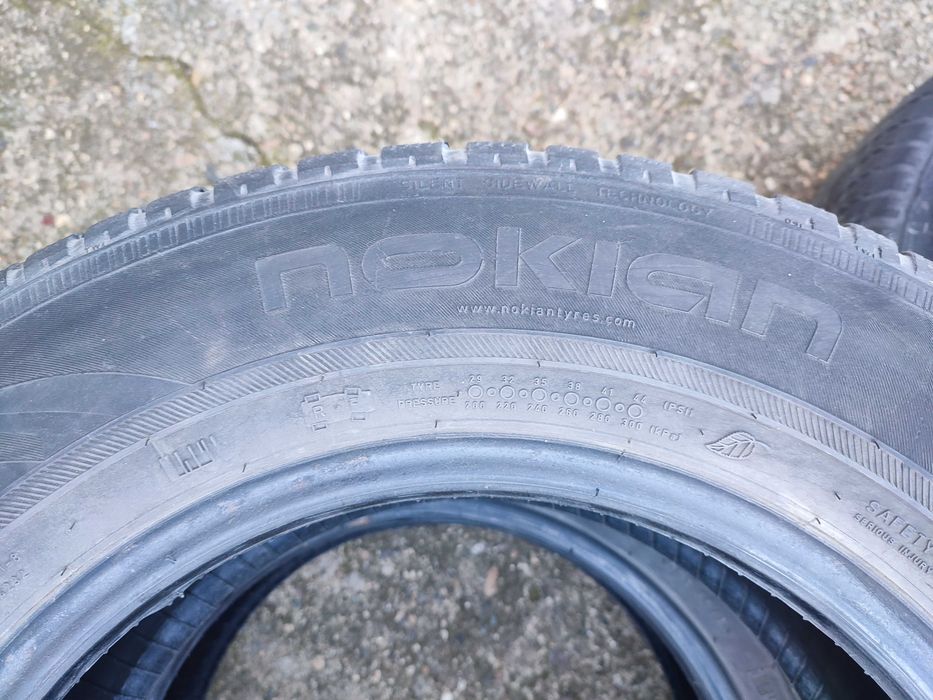 2 бр. 205/70/15 зимни гуми Nokian