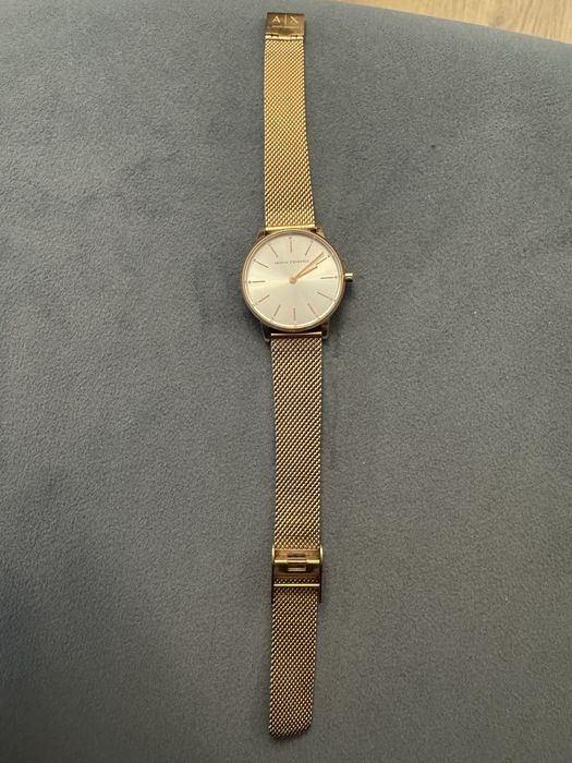 Продавам дамски часовник на Armani exchange