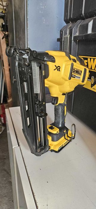 Pistol cuie Dewalt DCN 660