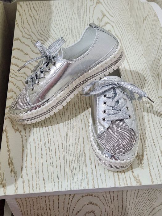 Кроссовки женские