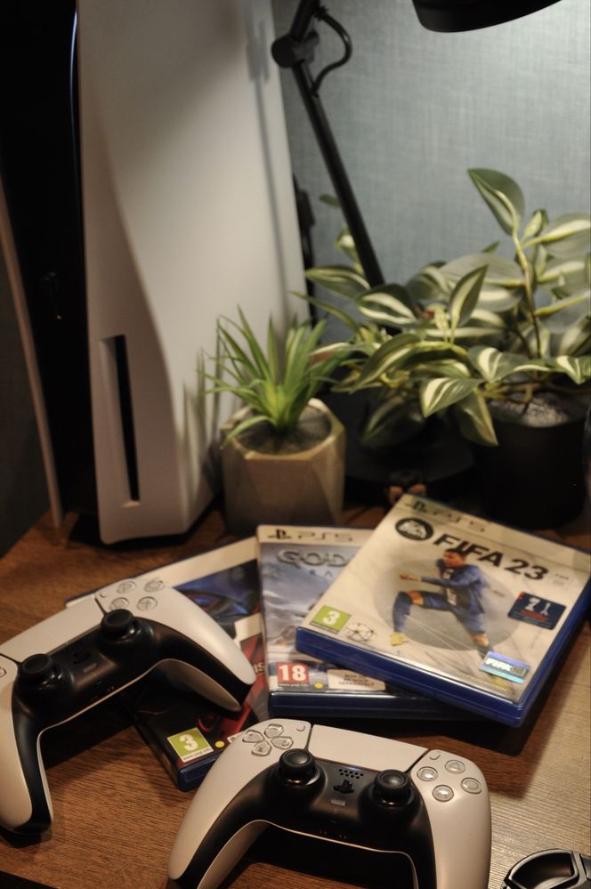 PlayStation 5 +2 контролера + 3 игри
