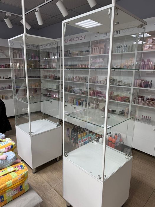 Срочно !!! Продается витрина с подсветкой