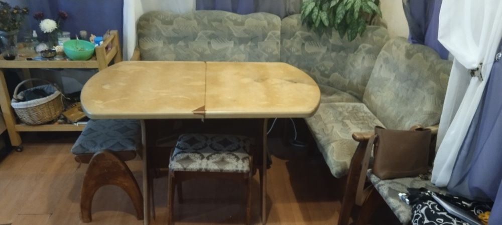 Кухонный уголок с диваном