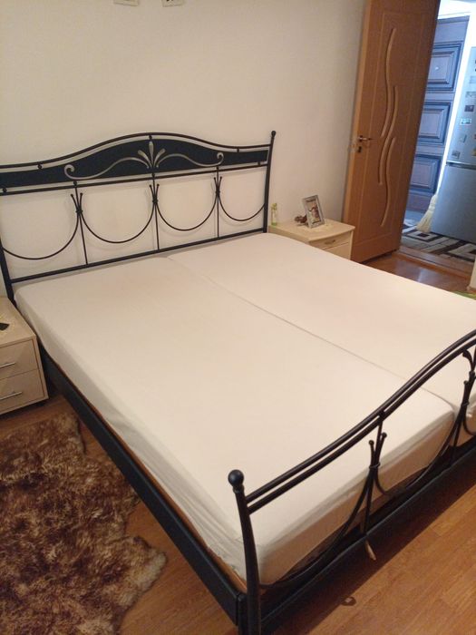 Pat matrimonial 200x200 cu doua saltele+doua noptiere