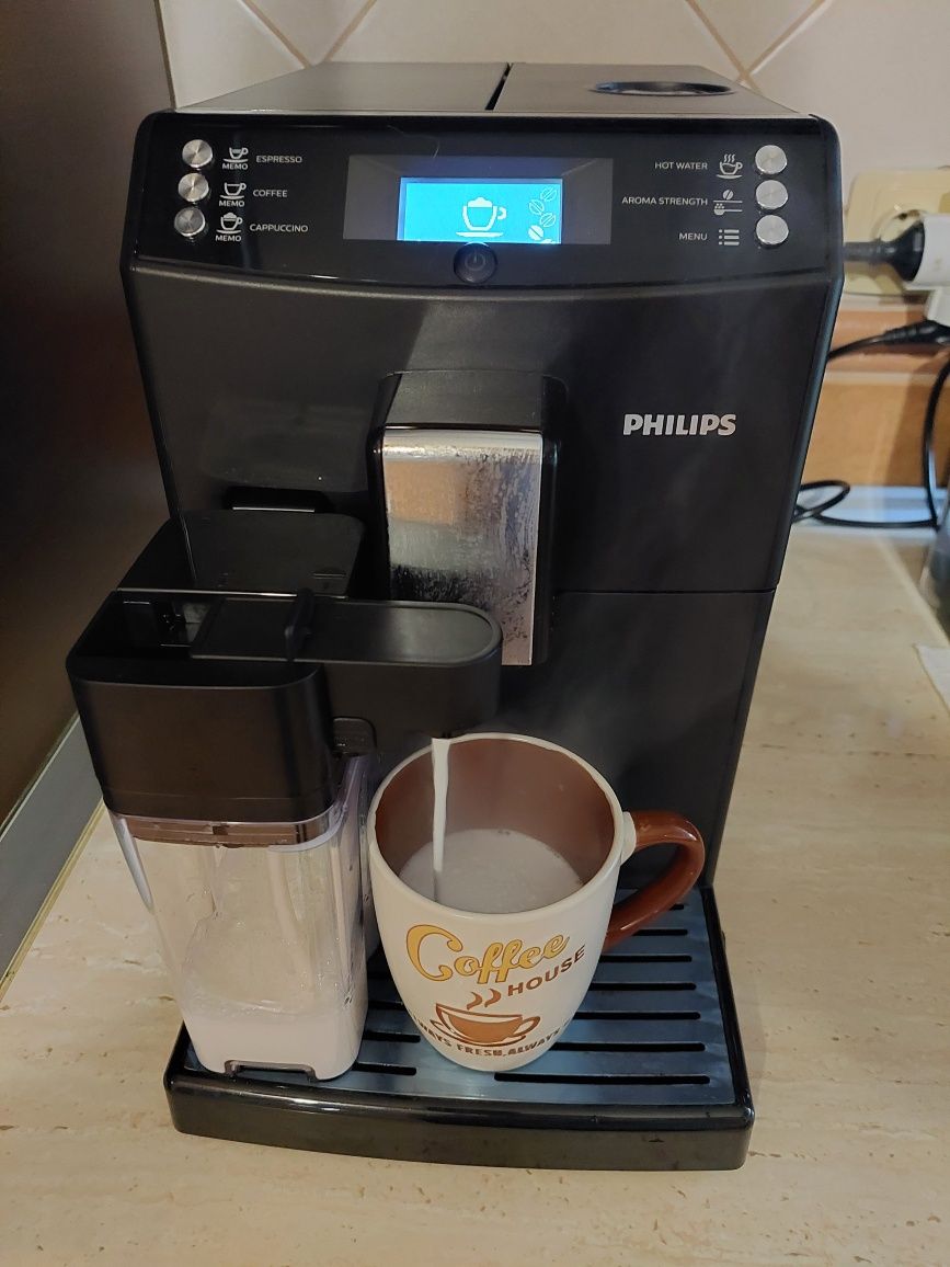 Expresor Philips cu rasnita, cappuccino si cana automata de lapte