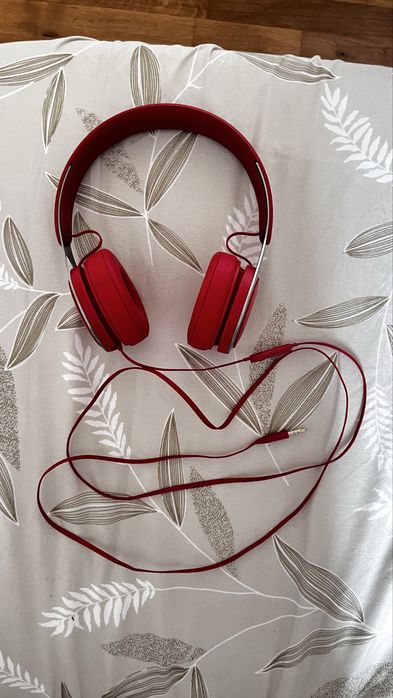 Casti beats cu fir