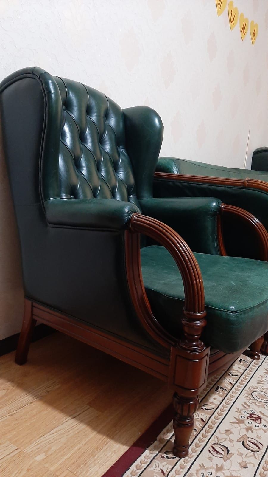 Шикарный набор мебели изумрудного цвета: диван и два кресла