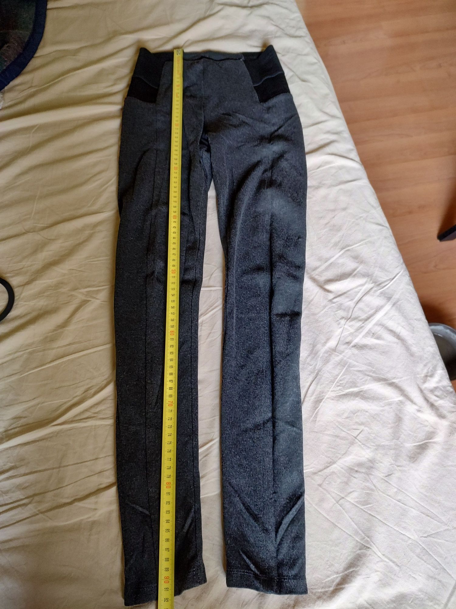 Pantaloni strech Zara Xs și cămașă Bershka M , 40 lei împreună