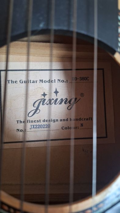 Продается гитара. 10000 тг.