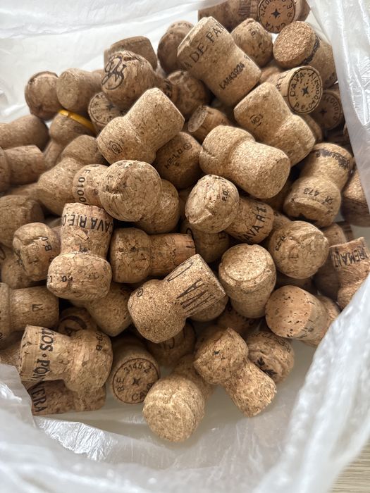 Отдам корковые пробки