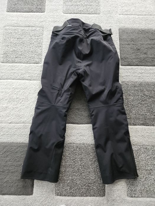 vând geacă și pantaloni de schi pentru bărbați