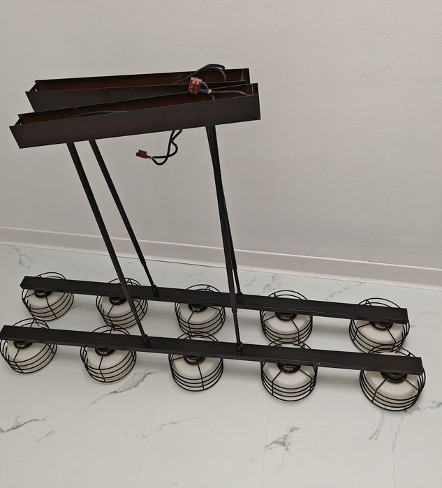 Lustra din metal pe cablu