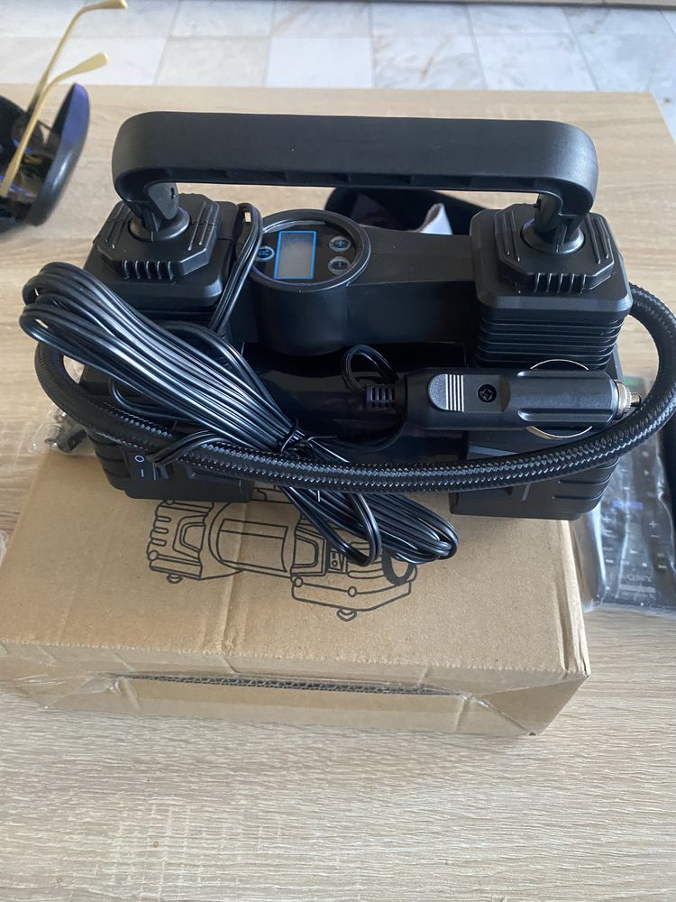 Преносим компресор с фенер на 12V