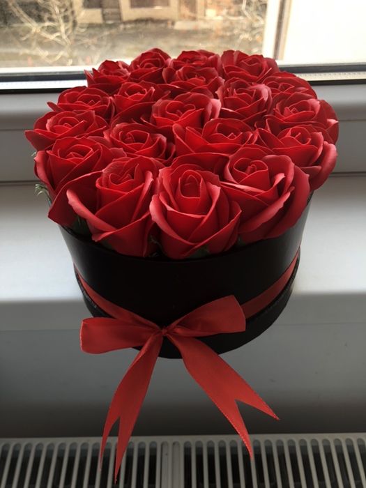 Cutie cu trandafiri rosii