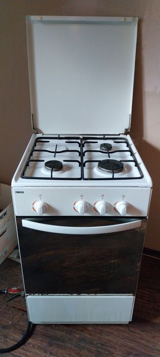 De VÂNZARE aragaz ZANUSSI plus furtun și ceas pt. butelie.