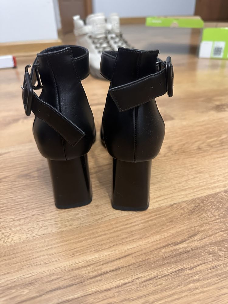 Продам туфли на каблучке  38 р