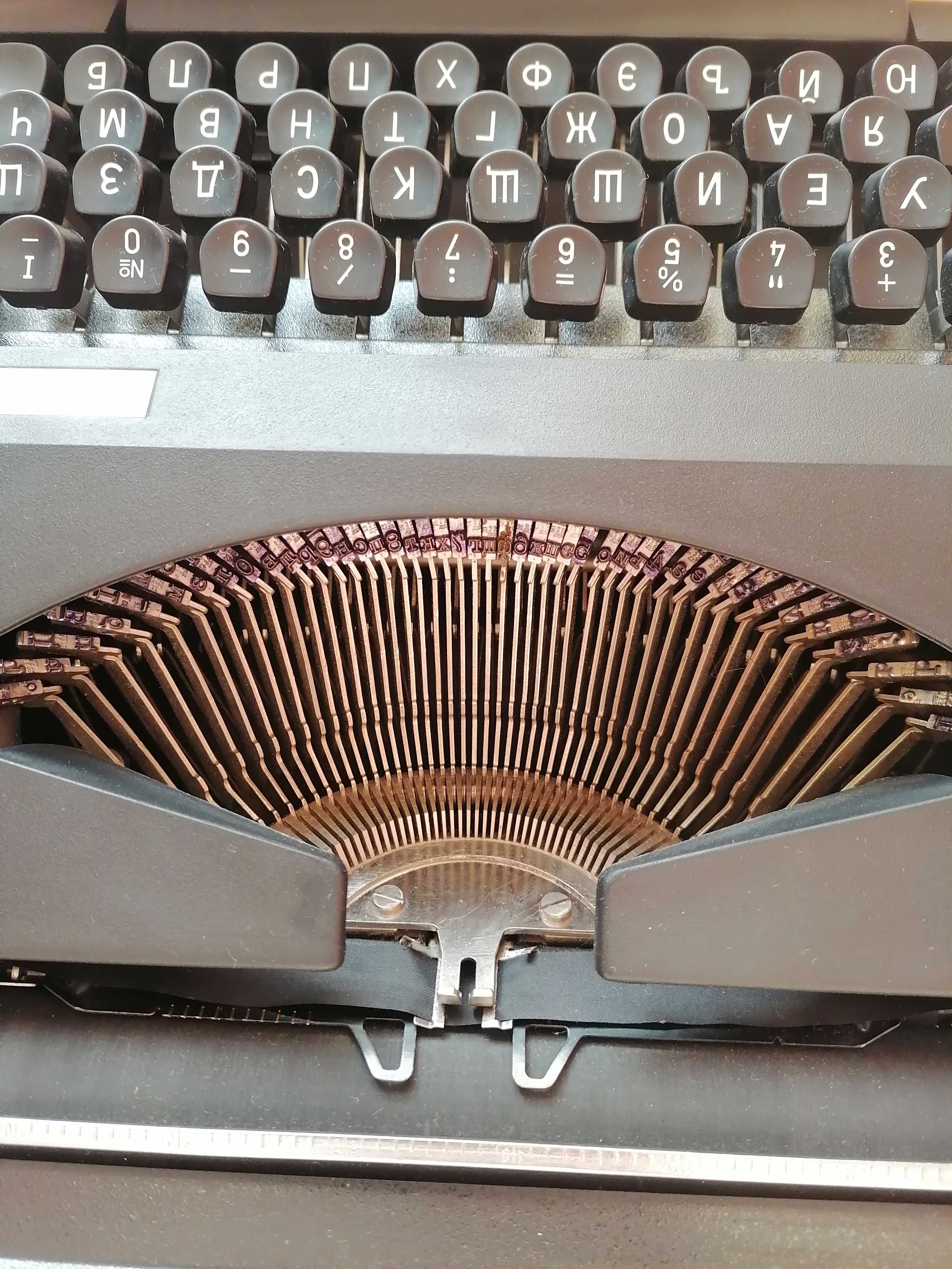 Хеброс 1300 Ф. Пишеща преносима машина.