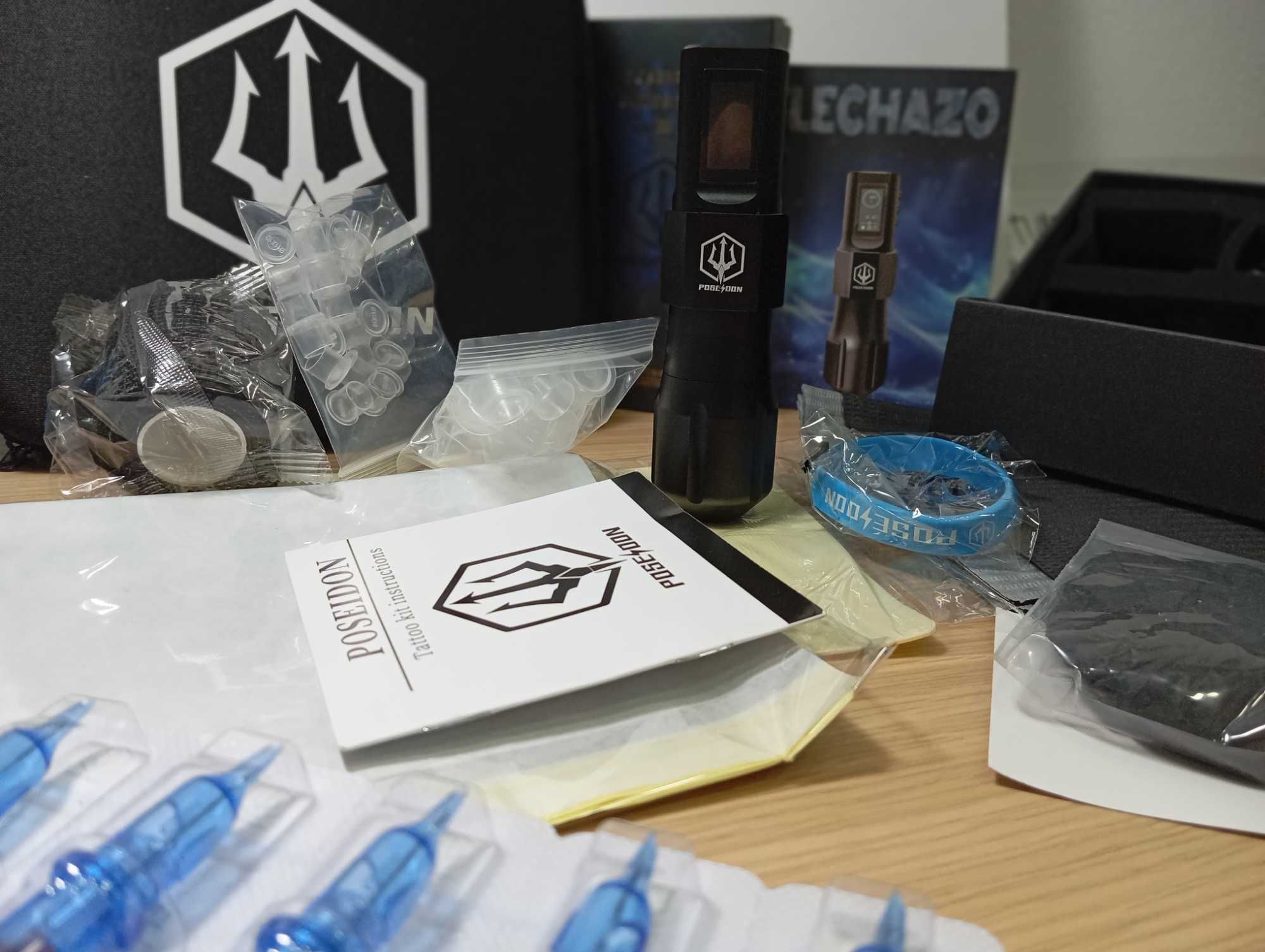 Kit Poseidon 2 NOU, aparat de tatuat wireless cu 20 ace plus accesorii
