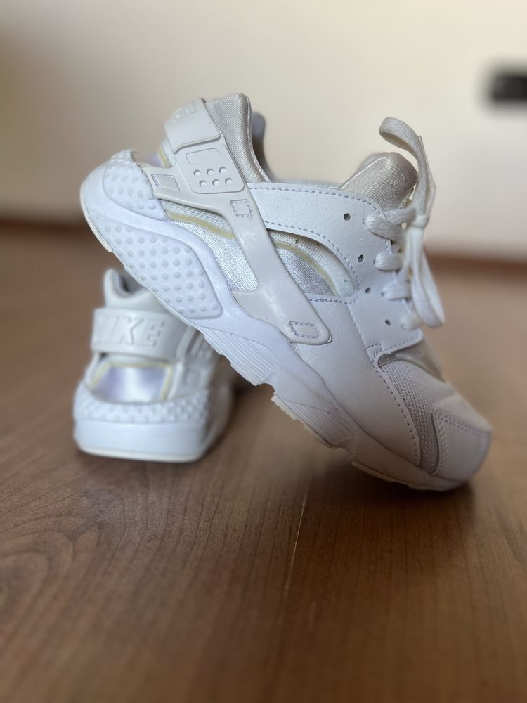 Pantofi albi baiat Nike Huarache mar33