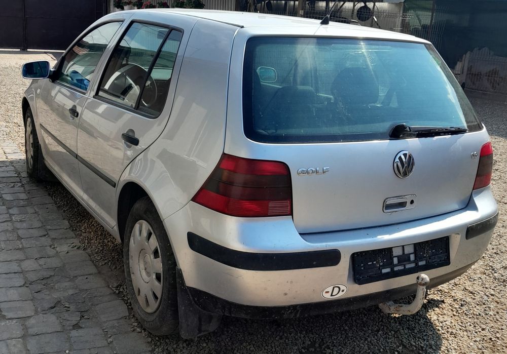 Vând mașină pentru dezmembrări