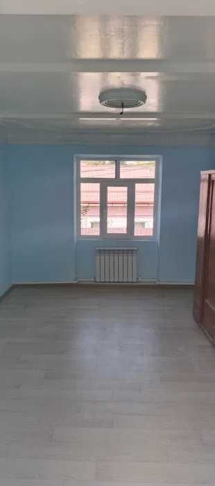 Срочно сдается дом 2 этажа,4 комнаты,3 сотки.Азербайджанский центр.