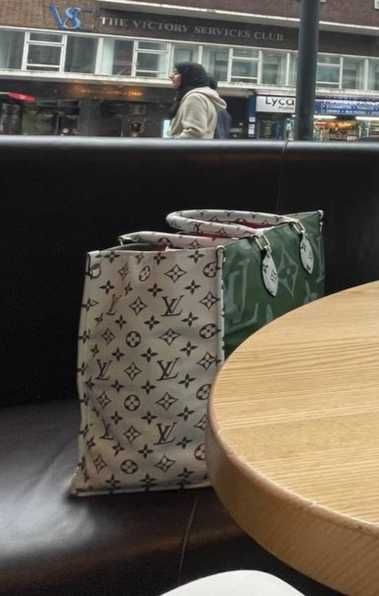 Geanta Louis Vuitton culoare deosebita