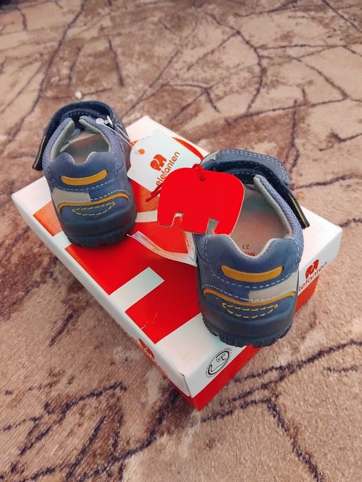 Чисто нови детски сандали