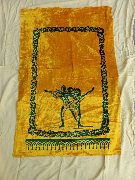 Плюшевая дорожка на стол  см.фото