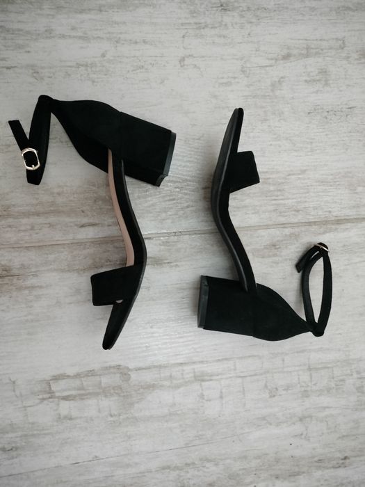 De vânzare sandale noi mărimea 38