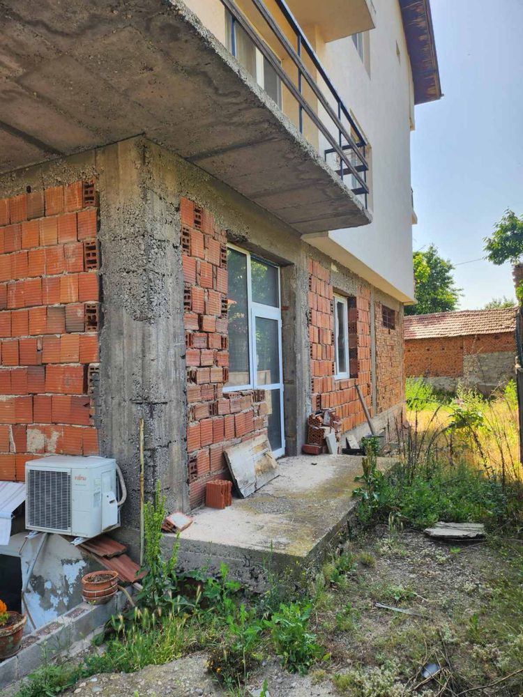 Продава се самостоятелен етаж от къща
