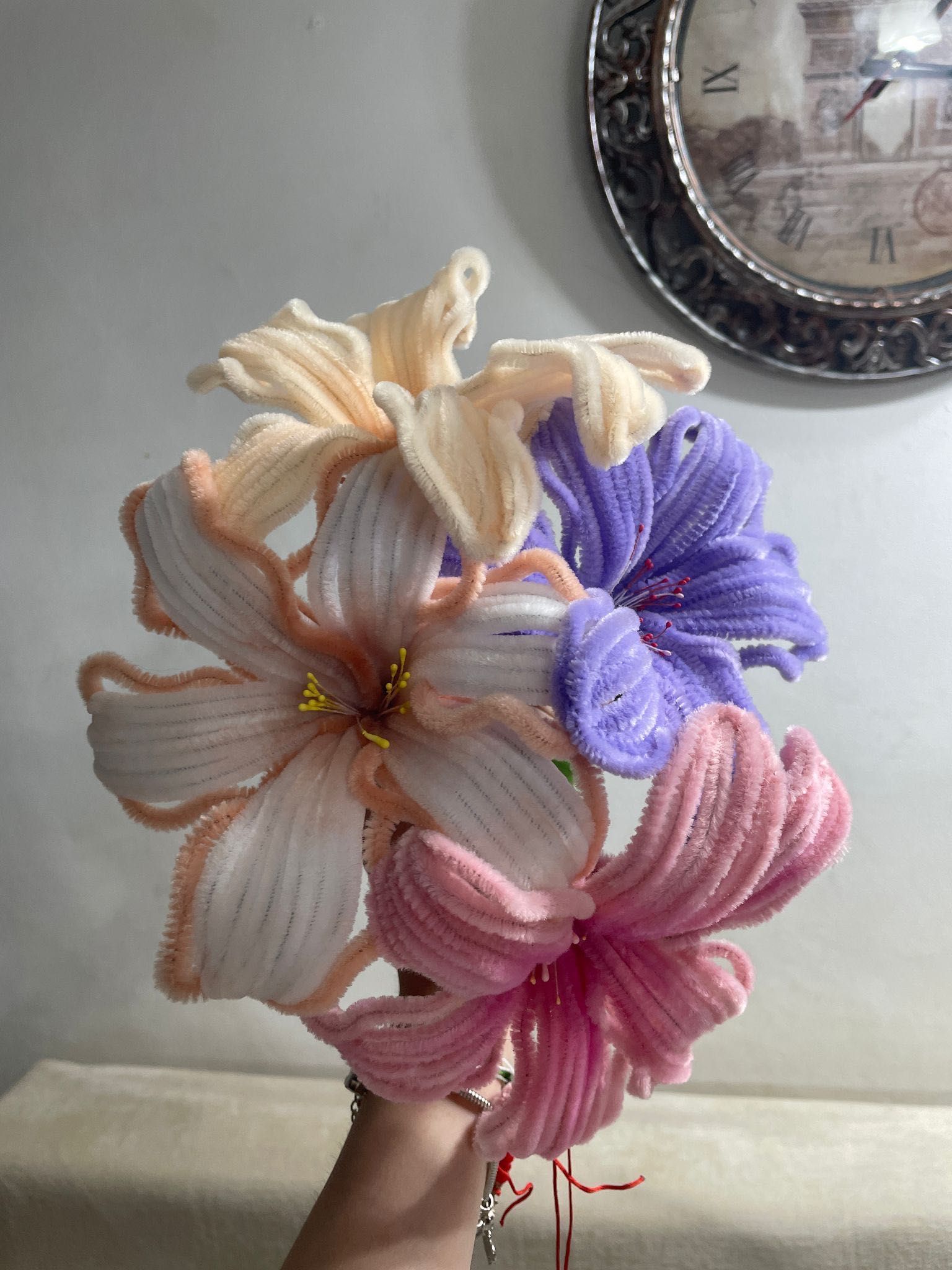 Flori artizanale, handmade din sârmă plușată