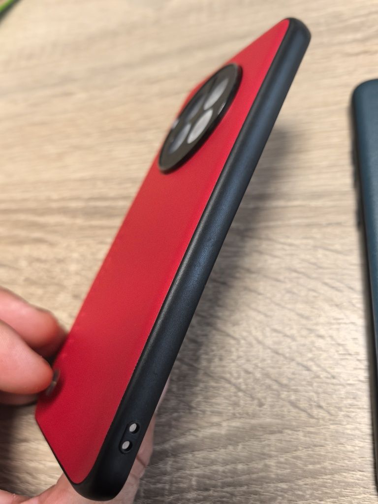 Продавам два броя калъф за Huawei mate 50