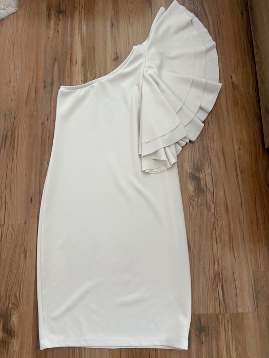 Елегантна бяла рокля с едно рамо и къдрици