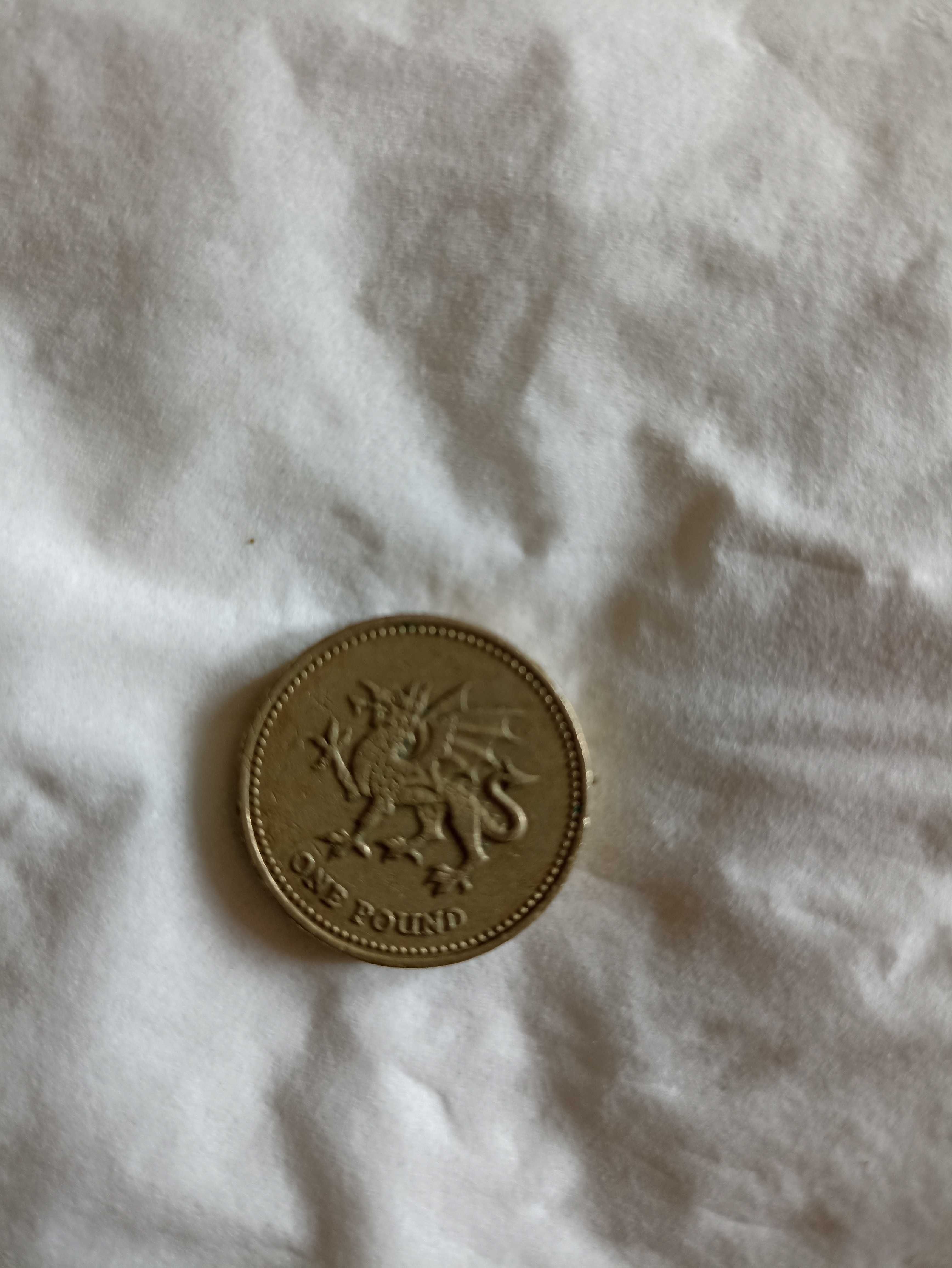 Стари монети паунди и български стотинки и левове.Имам и лев от 1974г
