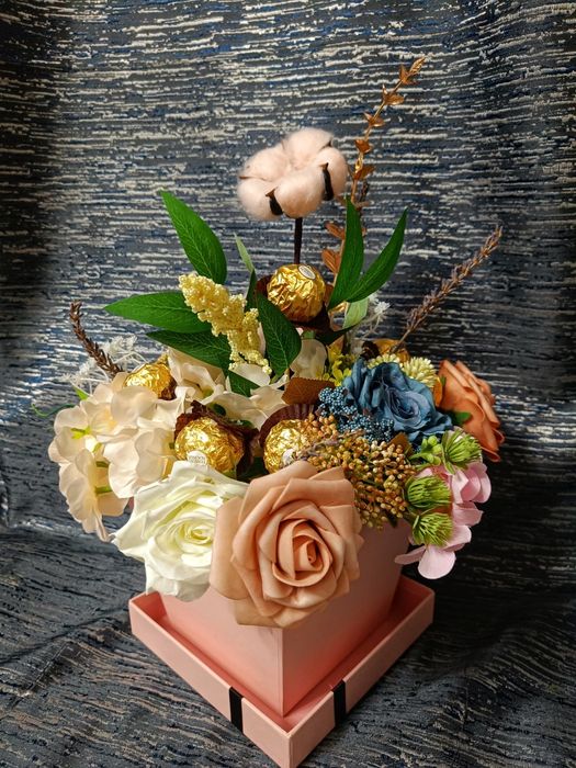 Aranjamente florale din flori și ciocolată