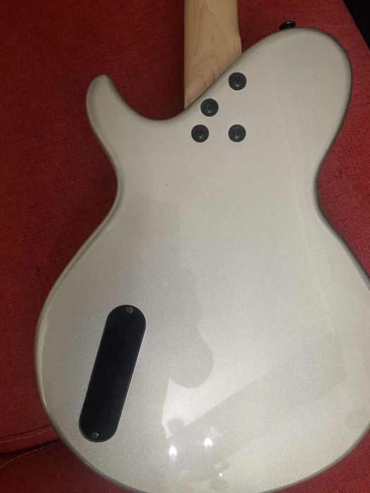 Продавам електрическа китара “Dean”