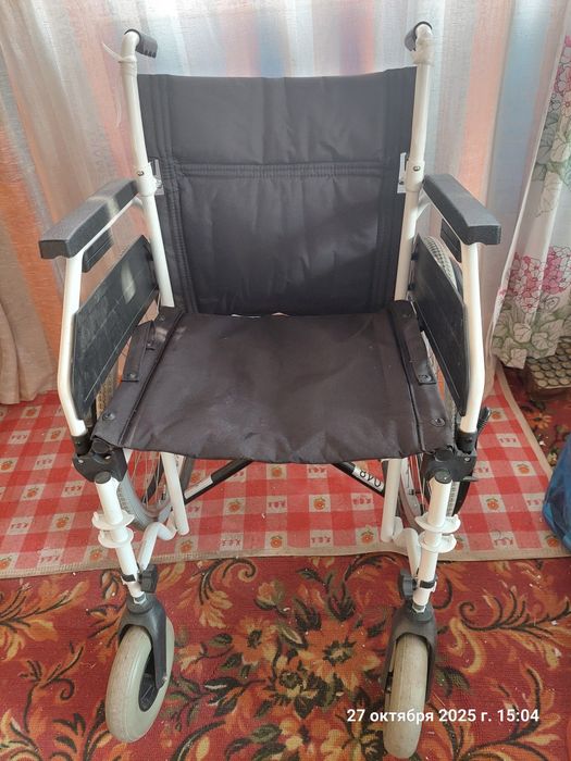Продам инвалидную коляску. Уличная/комнатная