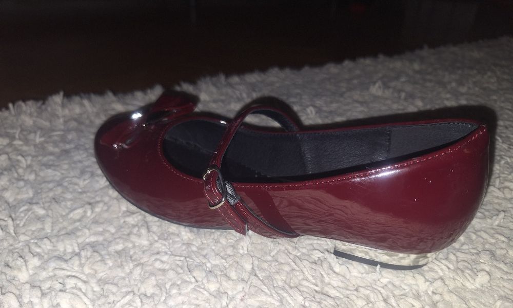 Pantofi de lac visinii