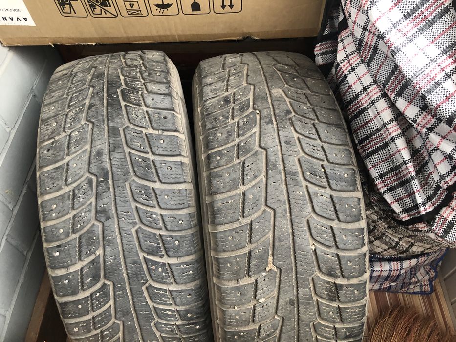 Шины Michelin 235/60/17 зимние 2 шт продам срочно