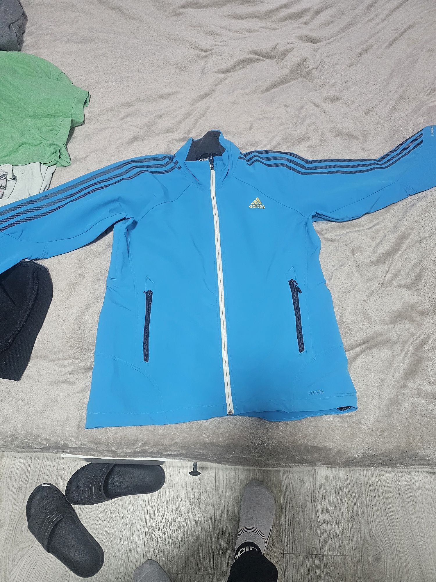 Vând bluza originala adidas