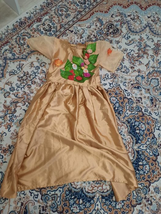 Продам платье на осенний бал,специально сшито,шлейф отдельно,
