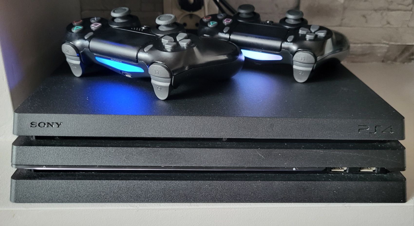 PS4 Pro Плейстейшън 4 Про с два джойстика и три игри