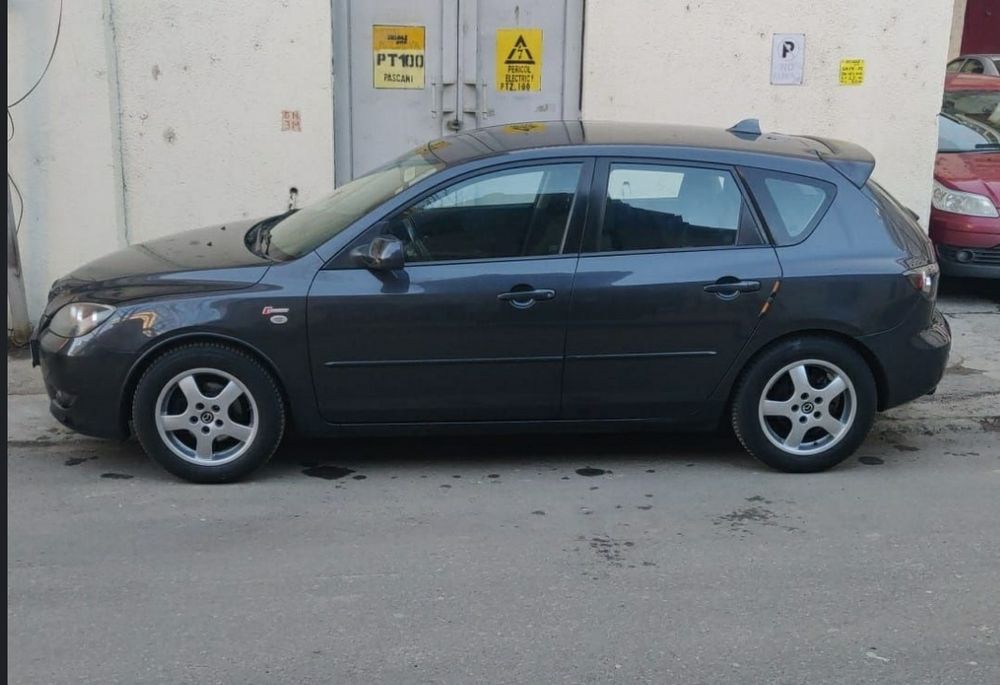 hyundai  i30, 1.4 benzina , 2013 și Mazda 3 1.6 benzina, din 2006