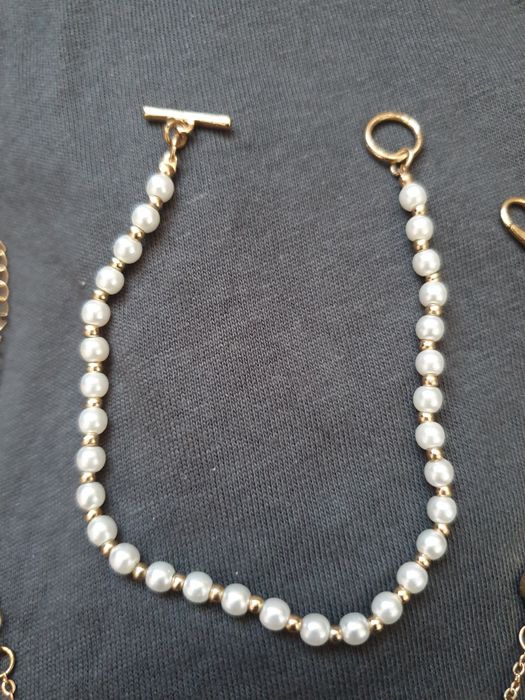 brățări cu trifoi negru și perle.