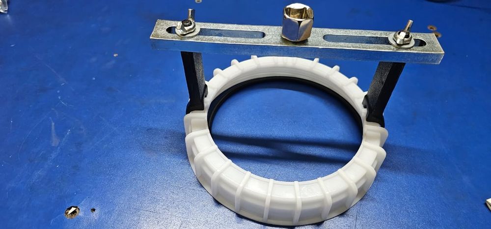 Спец ключ для открывания крышки бензобака