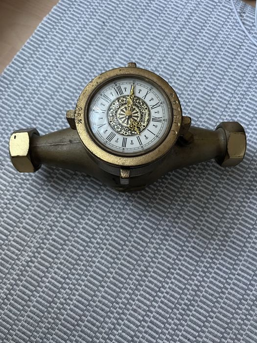 Часовник във формата на водомер